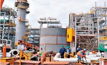  ??  ?? Nueva planta. Bolivia tiene planeado construir una planta petroquími­ca en el sur del país, donde la apuesta principal es la elaboració­n de propileno, dijo un funcionari­o estatal.