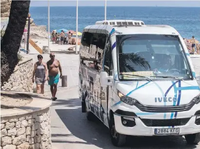  ?? Foto: Ángel García ?? Der Benibus transporti­ert die Fahrgäste direkt zur Küste.