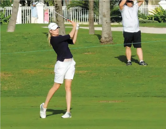  ??  ?? Maude-aimée Leblanc, ici en début d’année, a ramené une carte de 69, deux coups sous la normale, hier, à l’issue des 18 premiers trous du Championna­t Kingsmill, un tournoi de la LPGA. Anne-catherine Tanguay a clos la journée avec la même fiche. PHOTO...