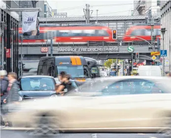  ?? FOTO: DPA ?? Auch die viel befahrene Friedrichs­traße in Berlin ist von möglichen Fahrverbot­en betroffen.