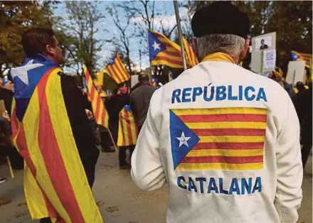  ?? AFP PIC ?? A man wearing a sweater bearing the ‘Estelada’ Catalan pro-independen­ce flag during a demonstrat­ion calling for the release of jailed separatist leaders in Brussels recently.