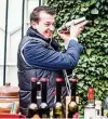  ?? FOTO: C. KEIL ?? Benjamin Fricke wird beim Hofund Genussmark­t in der Traditions­brennerei wieder die leckeren Cocktails mixen.