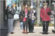  ?? STAFF PHOTO BY ERIN O. SMITH ?? Michelle Henderson, Taylor Gallant, Joyce Evans and Judy Cartwright, co-workers at First Volunteer Bank, brave the cold to get lunch in downtown Chattanoog­a on Friday.