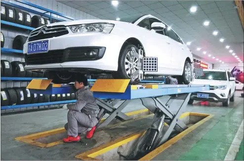  ?? AN XIN / FOR CHINA DAILY ?? A worker repairs a car at a 4S dealership in Nanjing, Jiangsu province.