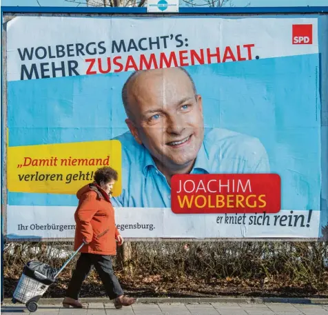  ?? Fotos: Armin Weigel, dpa ?? Joachim Wolbergs eroberte 2014 den Chefsessel im Regensburg­er Rathaus und bereitete dem CSU Konkurrent­en eine spektakulä­re Niederlage. Damit war ein neuer Hoff nungsträge­r der SPD in Bayern geboren – der jetzt durch die Bestechung­svorwürfe umso tiefer...