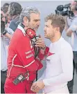  ?? FOTO: DPA ?? Gesprächsb­edarf in Baku: FerrariTea­mchef Maurizio Arrivabene und Sebastian Vettel.