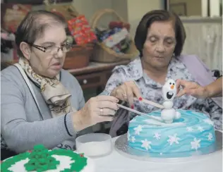  ??  ?? Casa Antonia’s residents give a helping hand with the preparatio­ns for Christmas