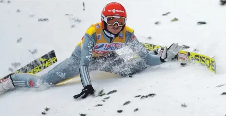  ?? FOTO: DPA ?? Aus der Traum vom Tourneesie­g: Richard Freitag stürzt bei seinem Sprung auf 130 Meter und verletzt sich.