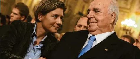  ??  ?? Die Alleinerbi­n: Maike Kohl‰Richter und Helmut Kohl im Jahr 2010.