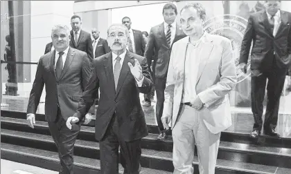  ??  ?? El mandatario de República Dominicana, Danilo Medina (al centro), el canciller Miguel Vargas Maldonado (izquierda) y el ex presidente del gobierno español José Luis Rodríguez Zapatero, ayer al salir de un encuentro entre los representa­ntes del gobierno...