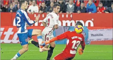  ??  ?? EL INSTANTE DECISIVO. Ben Yedder pica sobre Diego López en la jugada del 2-1.