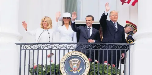  ?? CHRIS KLEPONIS/EFE ?? Amigos. Brigitte (E), Melania, Macron e Trump acenam na sacada da Casa Branca