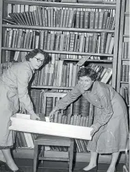  ?? SUPPLIED/NATIONAL LIBRARY ?? Alexander Turnbull Library staff moving the book collection out of the Bowen St building for the restrength­ening of 1955-57.