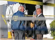  ?? Edward A. Ornelas / The San Antonio Express-News via AP ?? Investigad­ores conversan frente a la escena del crimen en Sutherland Springs, Texas.