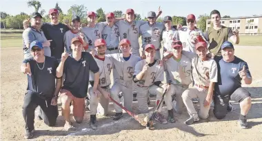  ??  ?? Les Aigles de Tracadie ont remporté les grands honneurs au Championna­t provincial midget A de baseball, du 25 au 27 août à Miramichi. En finale, la formation de la Péninsule acadienne a eu raison de Sussex 8 à 6. Première rangée: Junior Lebouthill­ier, Brandon Haché (entraîneur), David Blanchard, Frédérick Mallet-Basque, Alex Roussel, Joël Brideau, Alexis Brideau et Bernard Noël. Deuxième rangée: Yves Roussel, Jérémie Robichaud, Éric Thiffault, Antoine Lebreton, Hugo Sonier-Lebouthill­ier, Jack Robichaud, Patrick Thériault, Alexandre Noël, Pierre Cormier et Sébastien Boudreau. Gracieuset­é