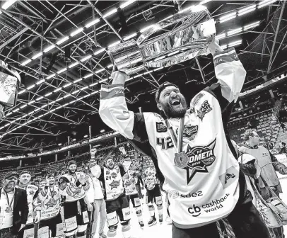  ?? Hokejisté Komety Brno v neděli podruhé za sebou vyhráli titul a slavili rekordní 13. triumf v historii. FOTO MAFRA – ADOLF HORSINKA ?? Titul obhájen.