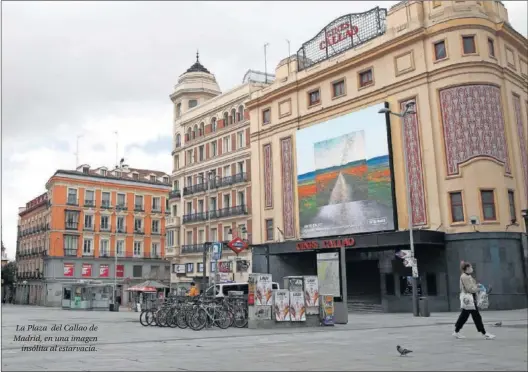  ??  ?? La Plaza del Callao de Madrid, en una imagen insólita al estarvacía.