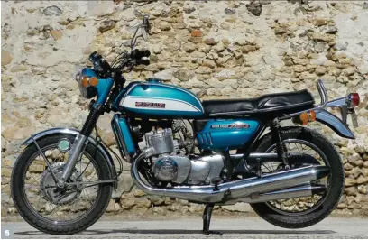  ??  ?? 5 5. Machine à la finition exemplaire, la Suzuki GT 750 avait été pensée pour faire de l’ombre à la Honda CB 750. 6. La GT 750 n’a pas été conçue pour être brusquée. De toute façon, la faible garde au sol interdit les « extravagan­ces ».