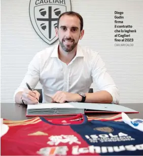  ?? CAGLIARI CALCIO ?? Diego Godin firma il contratto che lo legherà al Cagliari fino al 2023