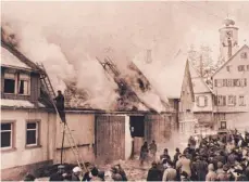  ?? FOTO: GEORG LAICHINGER ?? Großbrand des Anwesens Kirsamer („ Strohmbeck“) in der Weite Straße am 1. Februar 1956. Es hätte genauso gut am 27. Februar 1918 entstehen können, als das gleiche Gebäude unter gleichen Umständen ein Raub der Flammen wurde.