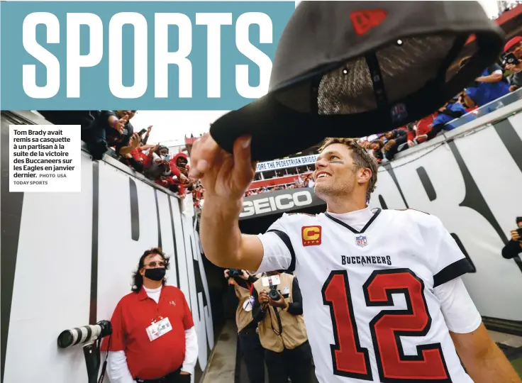  ?? PHOTO USA TODAY SPORTS ?? Tom Brady avait remis sa casquette à un partisan à la suite de la victoire des Buccaneers sur les Eagles en janvier dernier.