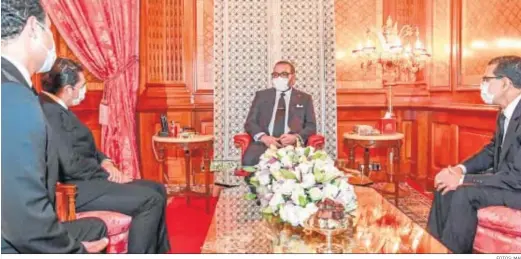  ?? FOTOS: MAP ?? El rey Mohamed VI reunido, el 7 de abril en su palacio de Casablanca, con el primer ministro y otros dos miembros de su Gobierno.