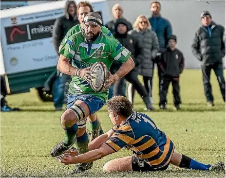  ?? RICHARD CONNELLY\GAMEFACENZ ?? Ashley’s Matt King on the charge against Glenmark in the 2016 North Canterbury final.