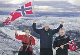  ?? FOTO NTB/SCANPIX ?? VERDEN RUNDT: Bildet av Jonny Pettersen, Veslemøy Wåle og Tarjei Gjelstad på Gaustatopp­en har gått verden rundt.