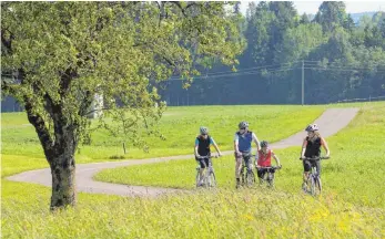  ?? FOTO: ISNY MARKETING, ERNST FESSELER ?? Radfahren im Allgäu liegt im Trend, fernab des Straßenver­kehrs in der Natur.