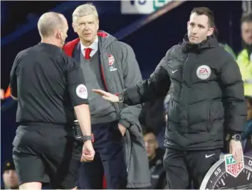  ?? — Reuters ?? Arsenal manager Arsene Wenger remonstrat­es with referee Mike Dean.