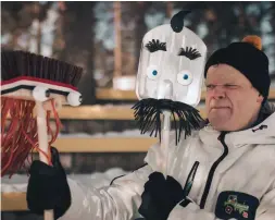  ?? FOTO: HENRIK JANSSON/PRESSBILD ?? Skådespela­ren Oskar Silén trotsar vårvinterk­ölden och bjuder
■ på en helgjuten show.