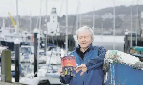  ?? RICHARD PONTER ?? Fred Normandale with his new book, Low Water, the fifth and last in the series. Below right, Scarboroug­h Harbour.