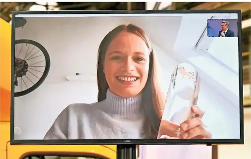 ?? FOTO: MICHAEL LÜBKE ?? Leonie Menzel war bei der Preisverle­ihung des Düsseldorf­er des Jahres per Videoübert­ragung zugeschalt­et und freute sich über ihre Trophäe.