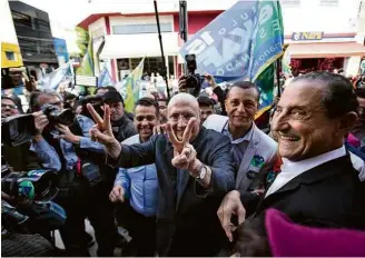  ?? Zanone Fraissat/Folhapress ?? Henrique Meirelles durante caminhada pelo bairro do Brás, em São Paulo