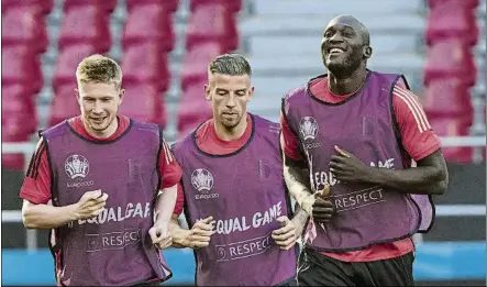  ?? FOTO: AP ?? De Bruyne, Alderweire­ld y Lukaku, en el entrenamie­nto de Bélgica, que hoy se enfrenta a Dinamarca