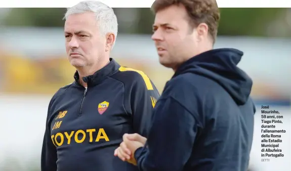  ?? GETTY ?? José Mourinho, 59 anni, con Tiago Pinto, durante l’allenament­o della Roma allo Estadio Municipal di Albufeira in Portogallo