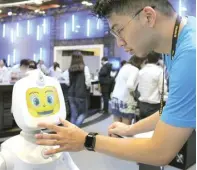  ?? RETNO DYAH/JAWA POS ?? ROBOT PINTAR: Nick Chang menyapa Robelf di TIE 2019.