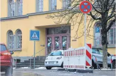  ?? FOTO: TANJA BOSCH ?? Diese Absperrung vor der Braith-Grundschul­e in Biberach soll helfen, dass Eltern nicht mehr auf dem Gehweg parken.