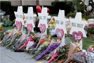  ??  ?? Photo ci-dessous : Mémorial dressé en hommage aux victimes de la fusillade de Pittsburgh en octobre 2018, au cours de laquelle un tireur est entré dans une synagogue et a tué 11 personnes, soit l’attaque la plus meurtrière perpétrée contre des Juifs dans l’histoire des États-Unis. Le tireur, Robert Bowers, un homme blanc de 46 ans, avait publié sur un réseau social proche de l’extrême droite américaine (Gab.com) des commentair­es antisémite­s visant l’organisati­on juive
HIAS suspectée selon lui d’amener « des envahisseu­rs pour tuer les nôtres. Je ne peux pas rester assis et voir les miens se faire massacrer, j’y vais. » (© White House/ Andrea Hanks)