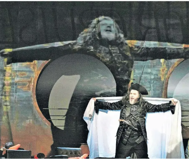  ?? FOTOS: MATTHIAS STUTTE ?? Groß, größer Wagner: Die Operninsze­nierung „Der fliegende Holländer“ist ein Mammutproj­ekt, das Ensemble und Orchester mit großer Leidenscha­ft umsetzen. Johannes Schwärsky singt die Titelrolle.