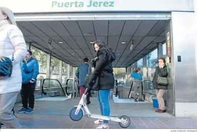  ?? JUAN CARLOS VÁZQUEZ ?? Una usuaria del Metro en Puerta de Jerez para entrar con su patinete.