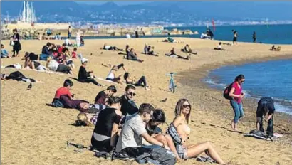  ?? LLIBERT TEIXIDÓ ?? Muchos barcelones­es disfrutaba­n ayer del buen tiempo en las playas de Barcelona