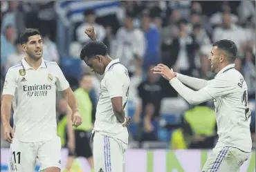  ?? foto: efe ?? Rodrygo, con el puño derecho en alto, celebra muy serio el 2-1 definitivo ante el Rayo