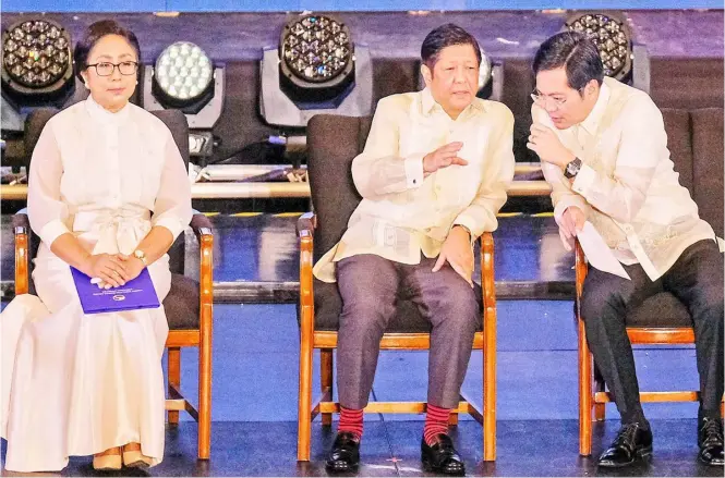  ?? PHOTOGRAPH BY YUMMIE DINGDING FOR THE DAILY TRIBUNE @tribunephl_yumi ?? Grateful to civil servants President Ferdinand R. Marcos Jr. (middle) and Civil Service Commission chairperso­n Karlo Alexei Nograles (right) share a casual conversati­on during the 49th founding anniversar­y of the Career Executive Service Board and 22nd CES Lifelong Learning for Leadership Congress 2022 at the Philippine Internatio­nal Convention Center on Tuesday, 22 November. Also in photo is CESB Executive Director Maria Marcy Cosare-Ballestero­s.