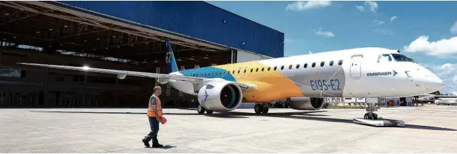  ?? Ricardo Matsukawa/UOL ?? » GIGANTE DO AR Protótipo do E195-E2, da Embraer, jato comercial com a maior envergadur­a já produzido no Brasil, com 35,1 metros; expectativ­a é que 1º voo ocorra até junho