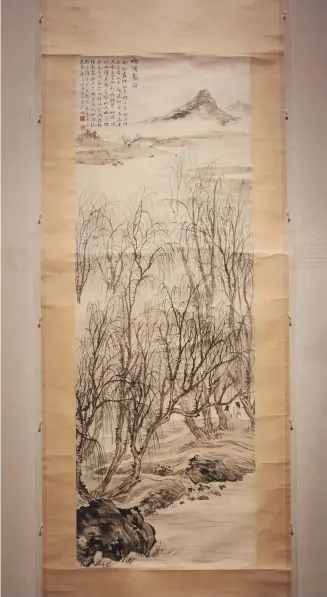  ?? ?? A landscape painting by Zheng Wuchang featuring his distinctiv­e artistic signature of willow trees with long, slender branches