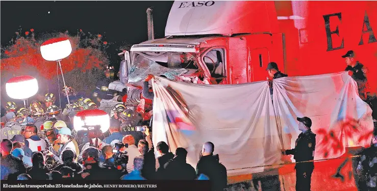  ?? HENRY ROMERO/REUTERS ?? El camión transporta­ba 25 toneladas de jabón.