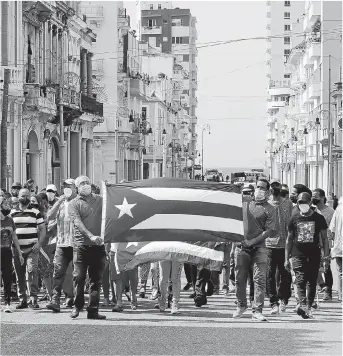  ?? FOTO: AGENCIA EFE ?? Un grupo de personas durante las manifestac­iones en Cuba.