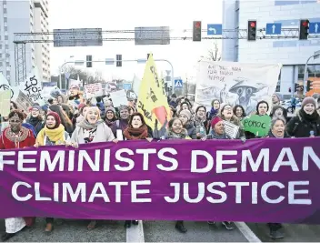  ??  ?? Mujeres de varios países participan en una Marcha por el Clima en Katowice, Polonia, sede de la Conferenci­a del Clima COP24 y donde hoy se presentará la iniciativa para fortalecer a defensores del medio ambiente y derechos humanos.