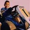  ??  ?? Sorriso Lewis Hamilton su un kart, dove tutto è iniziato, all’età di 10 anni